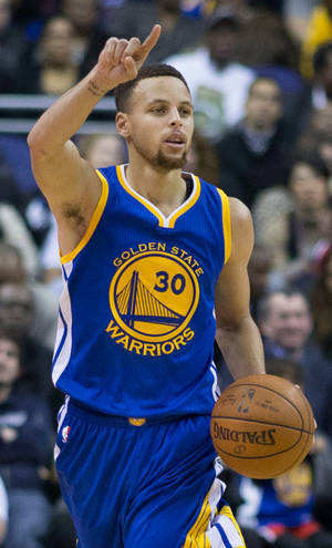 史提芬居里在NBA比賽中身穿金州勇士隊球衣運球。 — 史蒂芬·柯瑞 壁紙