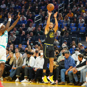 史提芬居里在NBA比賽中投籃，觀眾觀看。 — 史蒂芬·柯瑞 壁紙