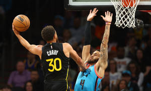 史提芬居里在NBA比賽中投籃時被防守。 — 卡通史提芬居里 壁紙
