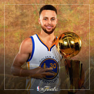 史提芬居里身穿金州勇士隊球衣手持NBA總決賽獎盃。