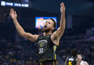 籃球運動員在場館中高舉雙臂慶祝勝利。 — 卡通史提芬居里 壁紙
