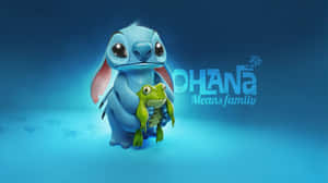 史迪仔抱著一隻青蛙，旁邊有發光的文字「Ohana Means Family」。 — 莉洛與史迪奇 壁紙