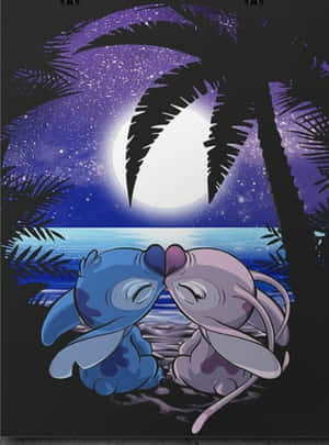 兩個卡通外星人在棕櫚樹下的星空夜晚海灘上依偎。