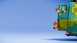 Shaggy 和 Scooby Doo 在 Mystery Machine 中向前看。