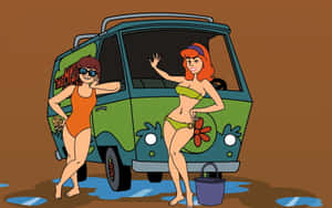 兩個穿著泳衣的卡通女人在復古貨車旁擺姿勢，旁邊有一個水桶。