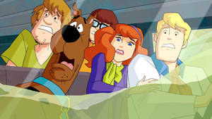 Scooby Doo 和朋友們在綠色照明的車輛中看起來很害怕。