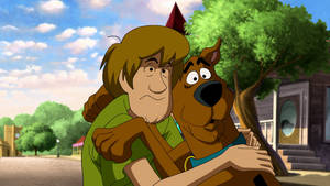 Shaggy 和 Scooby Doo 在陽光明媚的郊區街道上擁抱。