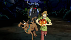 Shaggy 和 Scooby Doo 在黑暗的森林中害怕地逃離騎馬的幽靈。