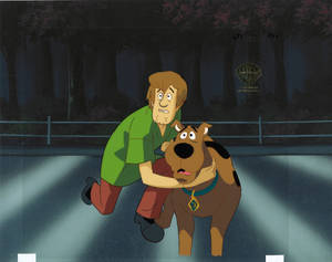 Shaggy 和 Scooby Doo 在夜晚的黑暗森林中蹲下。