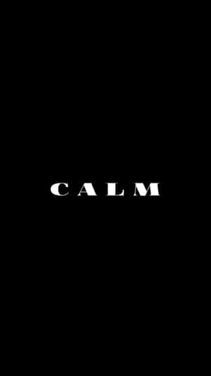 黑色背景上以白色居中文字顯示的「calm」一詞。