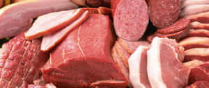 各種生肉（包括牛肉、豬肉和香腸）一起展示。 — 超寬螢幕 壁紙