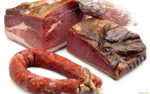 各種醃製肉類，包括火腿和香腸，白色背景 — 16:10 壁紙