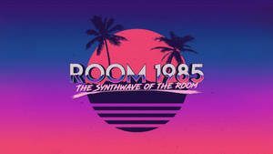 Room 1985 的合成波標誌，帶有棕櫚樹和日落漸變背景。