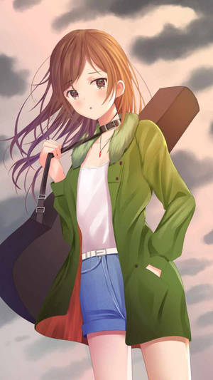 穿著綠色外套的動漫女孩在多雲的天空下拿著袋子