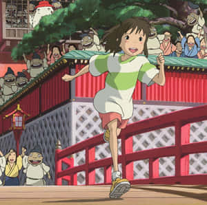 一個女孩跑過一座紅色橋樑，動畫精靈和鎮民從上方歡呼。