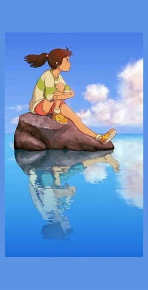 女孩坐在水中的岩石上，天空倒映