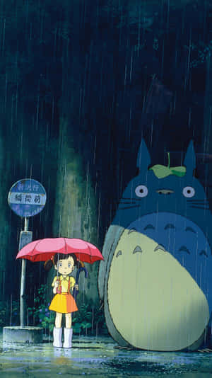 紅傘女孩在雨夜森林中站在巨型龍貓旁邊。
