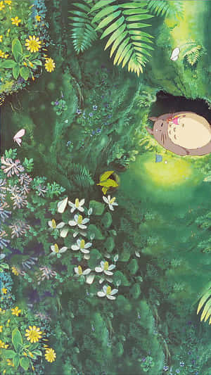 龍貓在充滿活力的綠色樹葉和盛開的花朵中，於樹洞中平靜地休息。