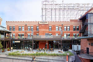 磚砌建築庭院，設有戶外座位和 Ghirardelli 標誌。