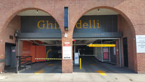 Ghirardelli Square 停車場入口，帶有磚拱和黃色限高桿。