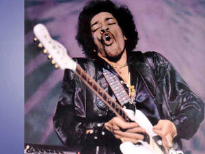 Jimi Hendrix在舞台上閉著眼睛、張開嘴巴彈奏電結他。
