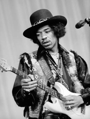 Jimi Hendrix 在黑白舞台上彈奏電結他