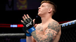 紋身UFC拳手在八角籠內慶祝勝利。 — 運動 壁紙