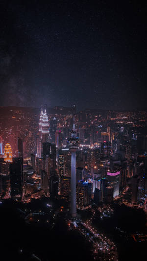 吉隆坡夜景，高樓大廈閃爍，星空燦爛。