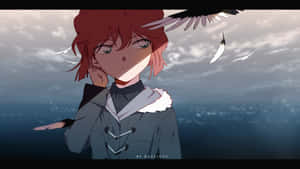 紅髮長著羽毛翅膀的動漫少女在黃昏時分站在海邊。