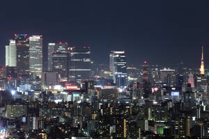 夜晚的東京天際線，燈火通明的建築和高塔。 — 夜景城市 壁紙