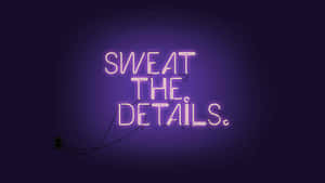 霓虹燈牌在紫色牆上寫著 sweat the details