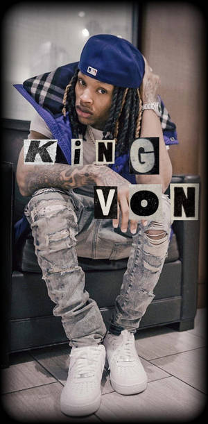 King Von 坐在黑色皮梳化上，穿著街頭服飾並展示紋身。