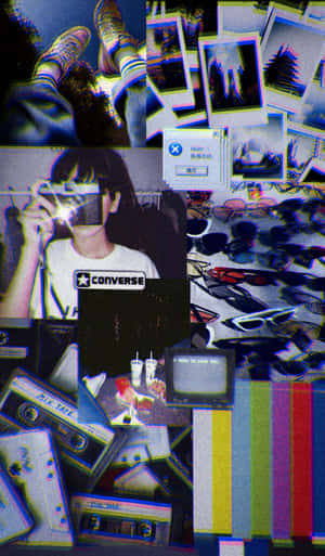 故障藝術拼貼， featuring 運動鞋、卡式錄音帶、太陽眼鏡和一個拿著相機的人。