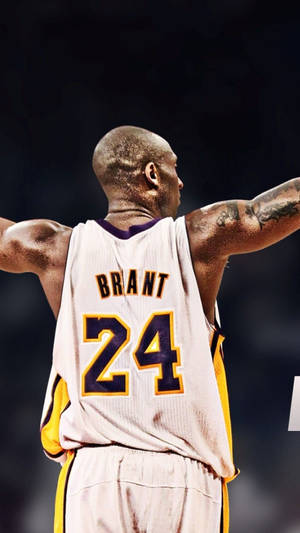 身穿白色球衣24號的運動員張開雙臂慶祝。 — 科比· Bryant 壁紙