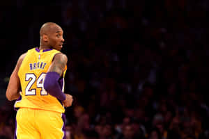 高比拜仁在籃球比賽中穿上湖人隊24號球衣。 — 科比· Bryant 壁紙