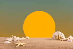 沙灘上的海星和貝殼，背景有一個大黃色太陽。