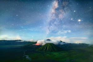 星空下的火山山脈，銀河可見於上方。
