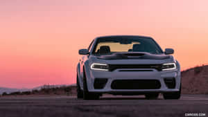 白色 Dodge Challenger Hellcat R Drift Edition 在沙漠道路上，日落時分。