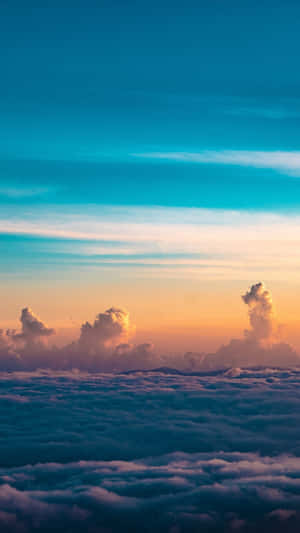 日落時分雲上的航拍景色，橙色和藍色天空