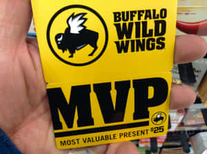 手拿著 Buffalo Wild Wings MVP 禮品卡