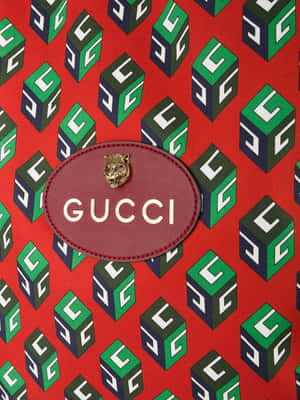 Gucci標誌補丁，帶有老虎頭，位於紅色背景上，重複的綠色和深藍色方塊。