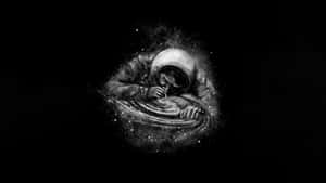 太空人蜷縮在螺旋星系內，星星漂浮在周圍。