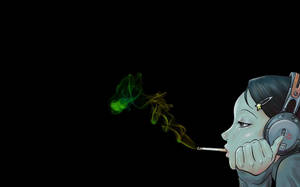 戴著耳機的動漫女孩在黑色背景上抽煙，煙霧發出綠色光芒。