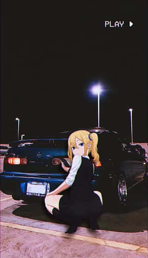 動漫女孩在夜晚燈光明亮的停車場蹲在一輛深藍色汽車旁邊。