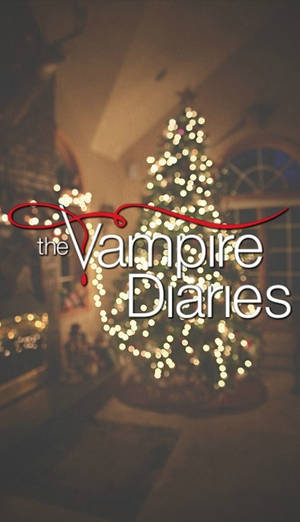 舒適房間中，聖誕樹帶著燈光在「The Vampire Diaries」標題後面。
