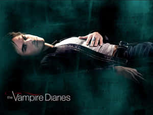 穿著皮褸的男人靠著深藍綠色牆壁，帶有標題「The Vampire Diaries」。