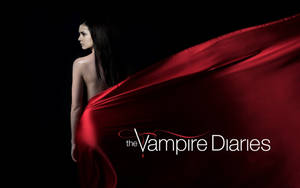 女性身著紅色布料，背景為黑色，帶有標題《The Vampire Diaries》。