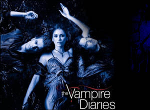 三個人淹沒在深藍色水中，帶有《The Vampire Diaries》標題。