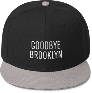 黑色和灰色 snapback 帽，帶有白色 goodbye brooklyn 刺繡。 — 再見 壁紙