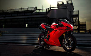 紅色Ducati 1198電單車在日落時停泊在賽道上